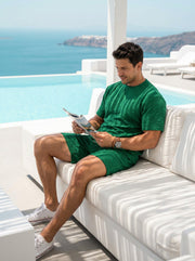 Ensemble jacquard deux pièces vert émeraude — vue portée assis sur un canapé au bord d'une piscine