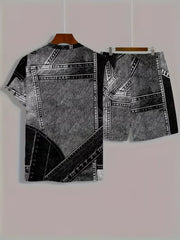 Vue arrière d’un t-shirt et d’un short à imprimé patchwork gris foncé présentés sur des cintres.