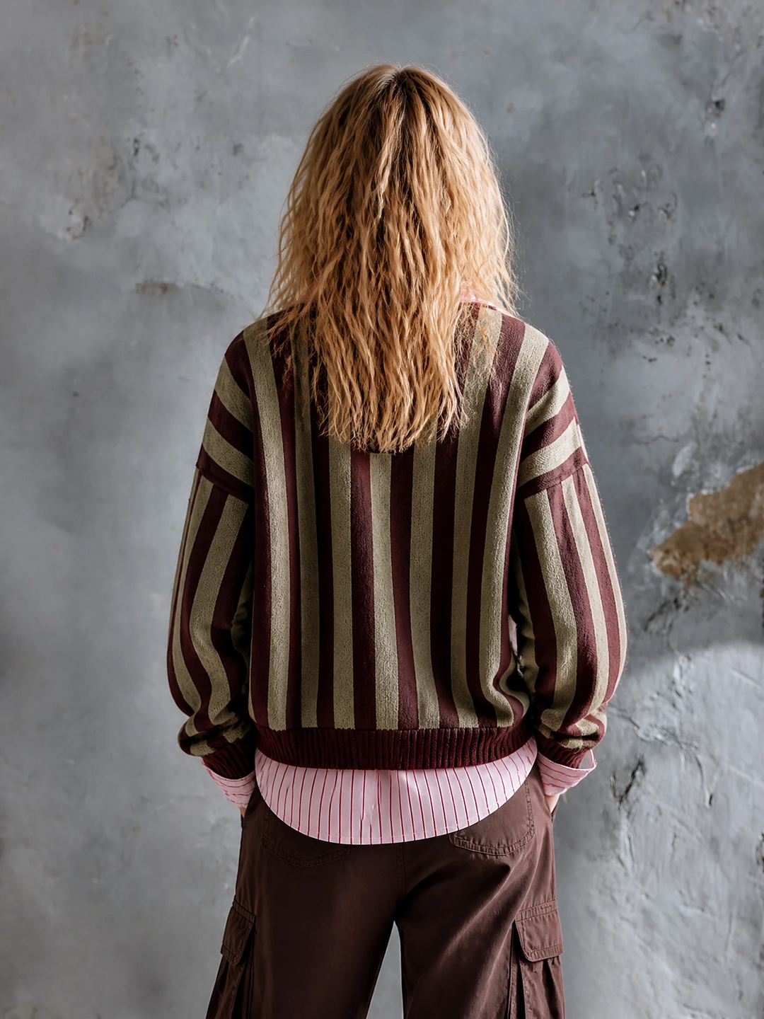 Pull à rayures olive et bordeaux — détail du col. Soniel Paris.