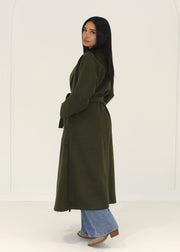 Manteau kaki à ceinture, vue portée de dos