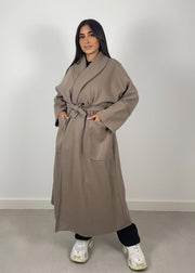 Manteau taupe à ceinture — vue portée en pied, fermé et ceinturé