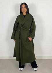 Manteau kaki à ceinture, vue portée de face, ceinturé