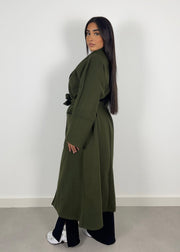 Manteau kaki à ceinture, vue portée de profil