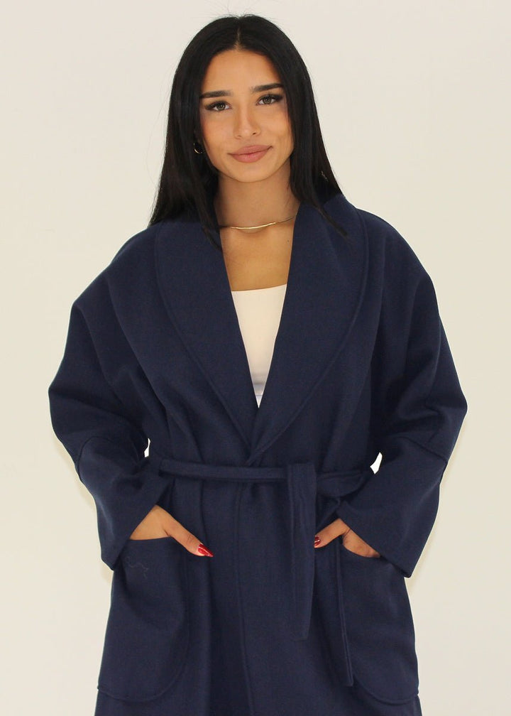 Manteau bleu marine à ceinture, vue portée rapprochée