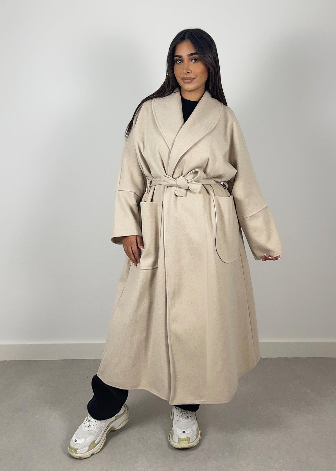 Manteau beige à ceinture, vue portée de face