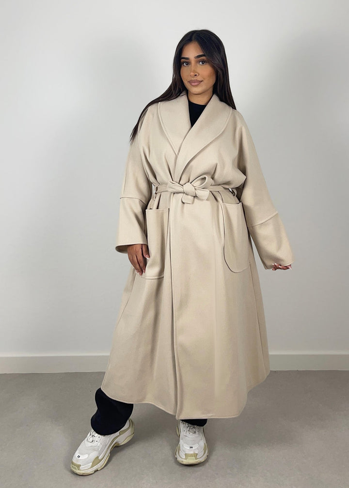 Manteau beige à ceinture, vue portée de face