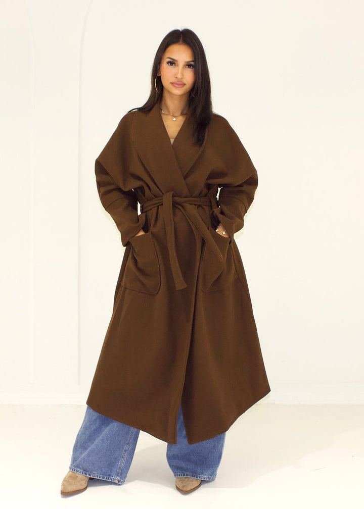 Manteau brun à ceinture, vue portée de face, ceinturé