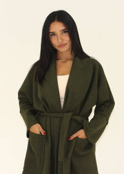 Manteau kaki à ceinture, vue portée rapprochée