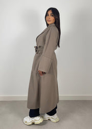 Manteau taupe à ceinture — vue portée de profil en pied, ceinturé
