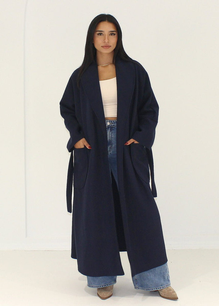 Manteau bleu marine à ceinture, vue portée de face, ouvert