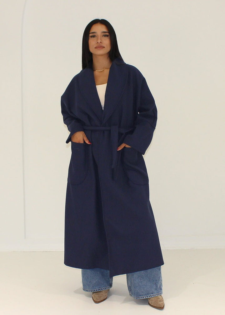 Manteau bleu marine à ceinture, vue portée de face, ceinturé