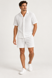 Ensemble vacances uni — blanc porté en pied de face avec baskets blanches