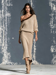 Ensemble pull épaule jupe midi — vue portée en pied, plan plus large, fond de studio neutre