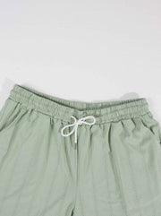 Ensemble style vacances vert sauge — détail ceinture élastique et cordon