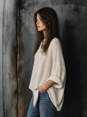 Pull blanc cassé ourlet asymétrique — vue portée de profil, coupe ample et drapée