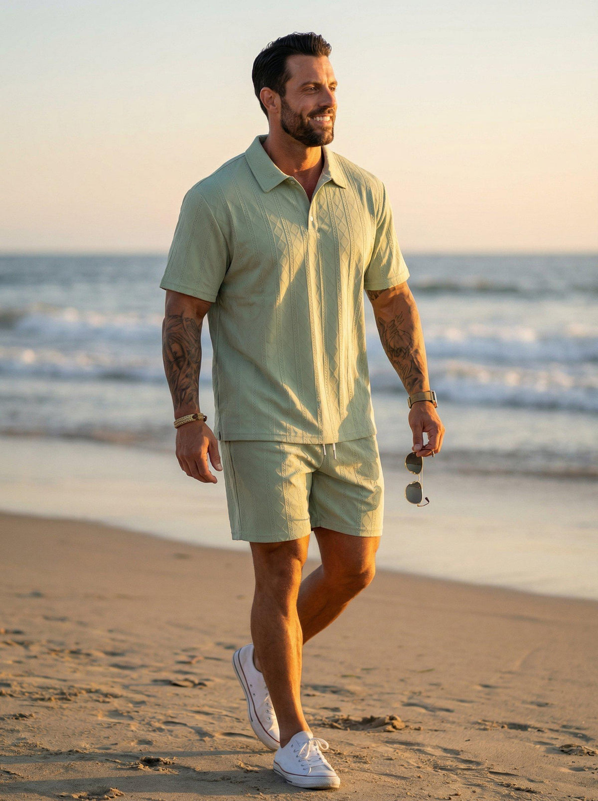 Ensemble style vacances vert sauge — vue portée sur la plage, au coucher du soleil