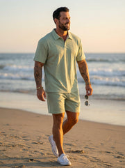 Ensemble style vacances vert sauge — vue portée sur la plage, au coucher du soleil