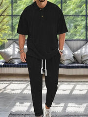 Ensemble polo texturé et pantalon noir — vue portée en pied, de face, autre prise