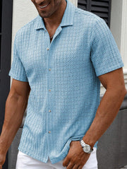 Chemise rayée à manches courtes bleu clair — gros plan, vue portée de face