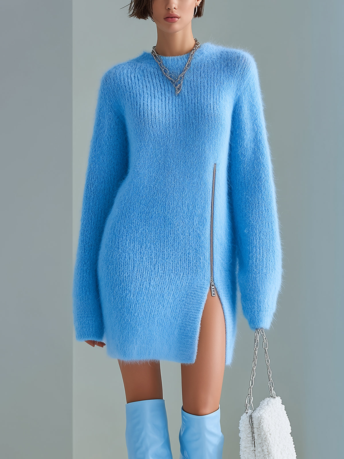 Robe-pull bleue à détail zippé — vue portée en pied, bottes cuissardes bleues