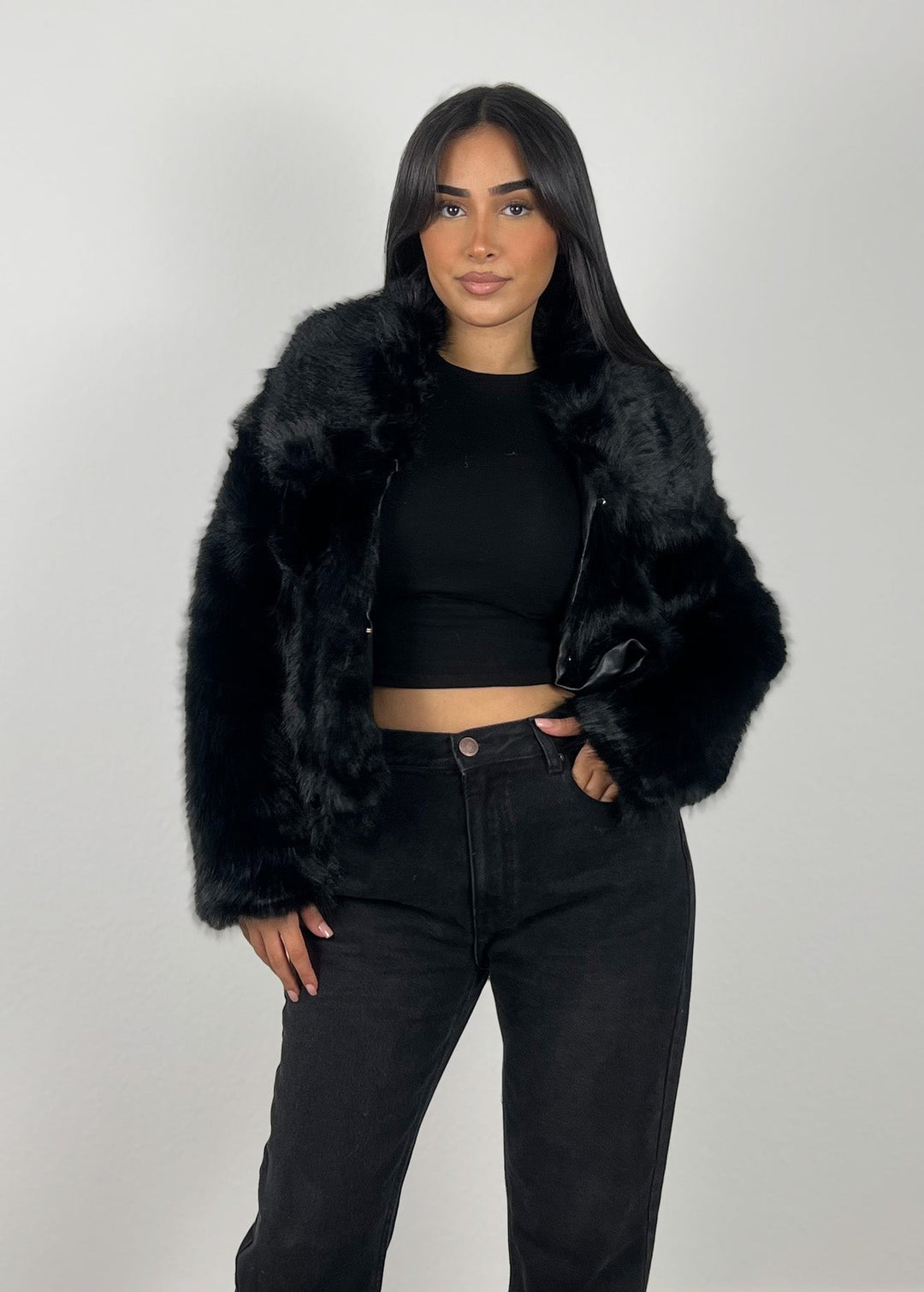 Veste fourrure noire, vue portée de face