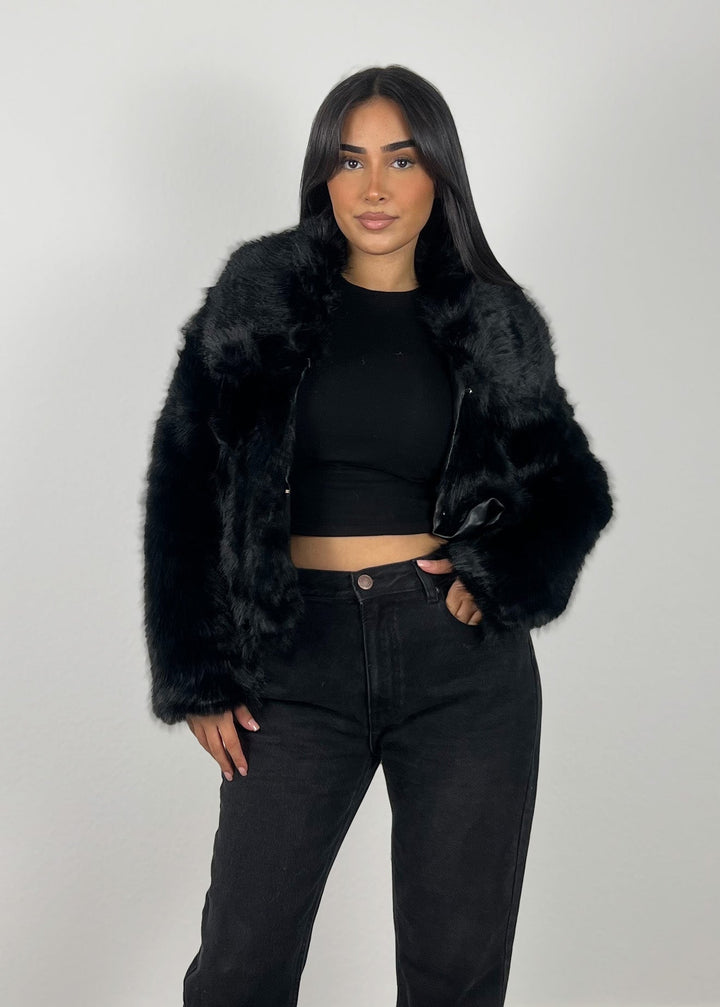 Veste fourrure noire, vue portée de face