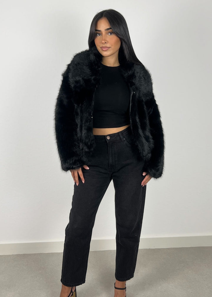 Veste fourrure noire, vue portée en pied