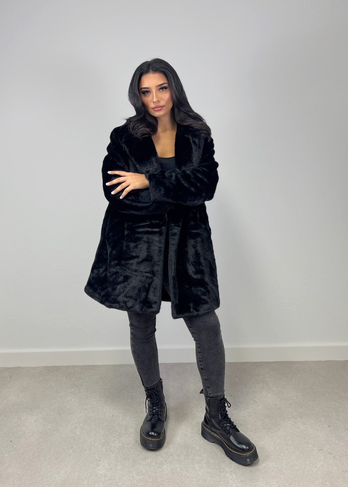 Manteau mi-long à fausse fourrure