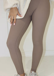 Legging côtelé taupe taille haute, vue portée de 3/4