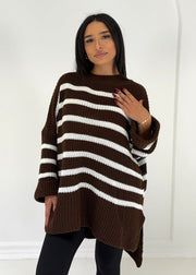 Pull rayé brun foncé — vue portée de trois-quarts, cadrée à la taille, mains près de la taille