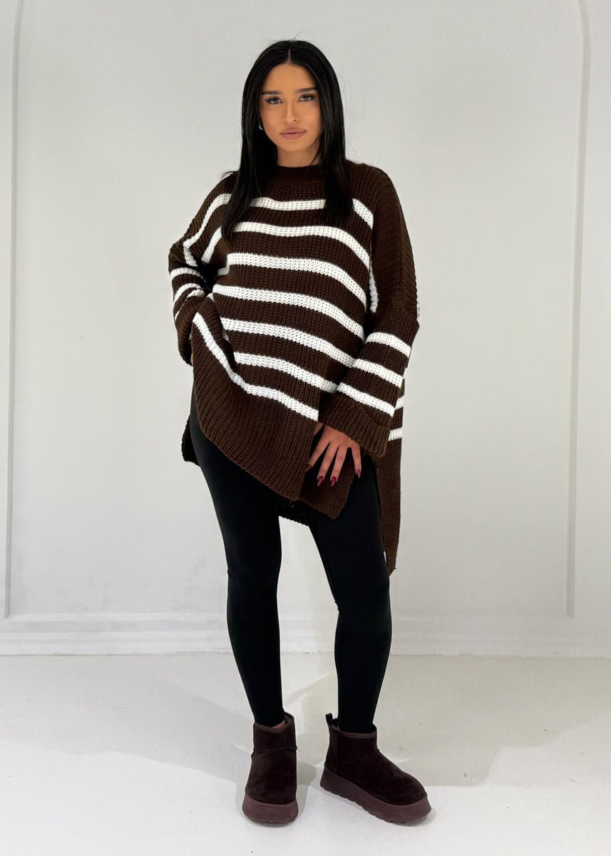 Pull rayé brun foncé — vue portée en pied, coupe asymétrique, legging noir et bottes bordeaux