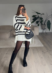Pull rayé blanc — selfie au miroir, regard vers l'objectif, grandes rayures noires