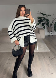 Pull rayé blanc — selfie au miroir, vue portée de face, jupe courte noire, collants et bottes noires