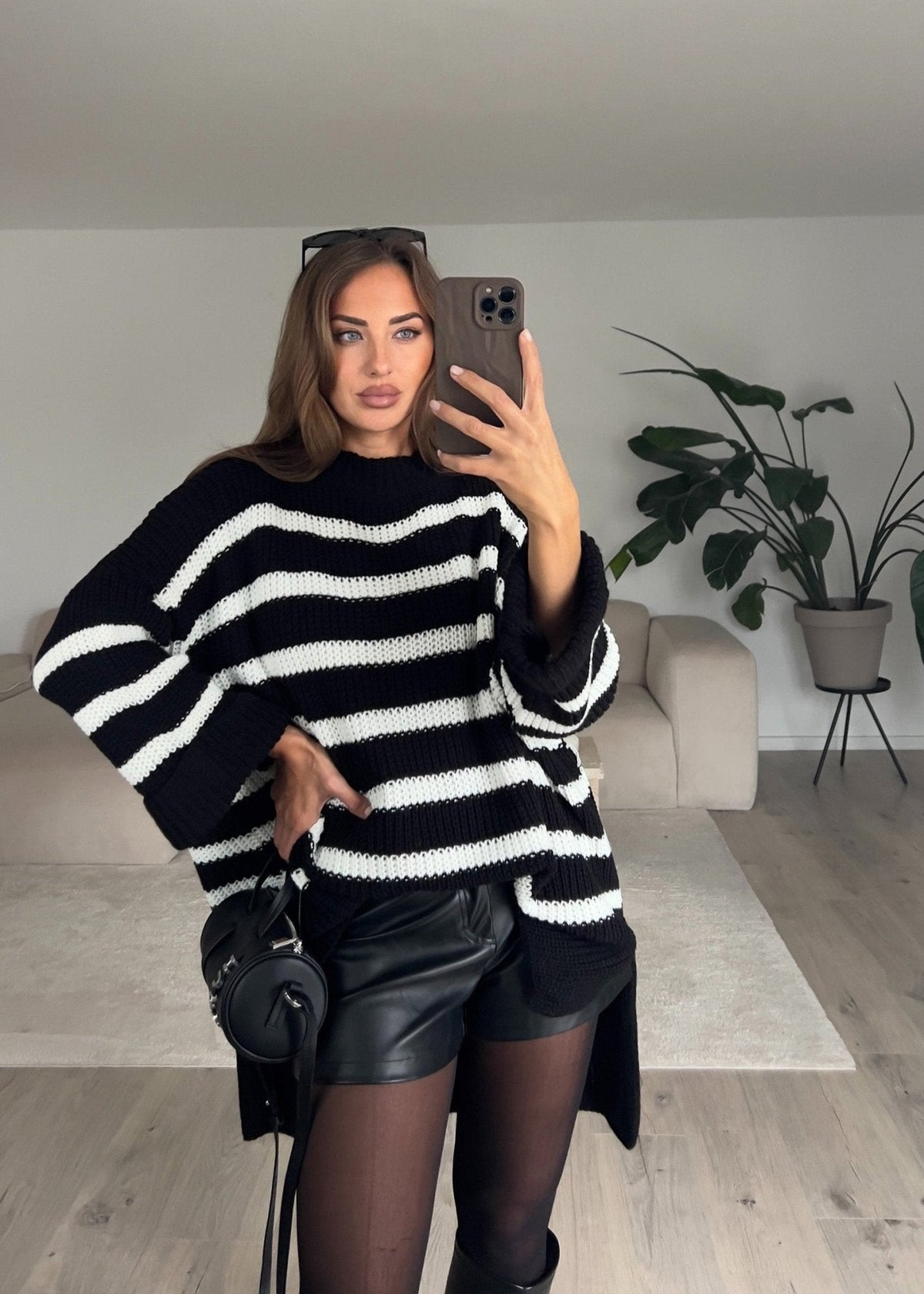 Pull rayé noir — selfie au miroir, vue portée de face, short noir, collants et bottes