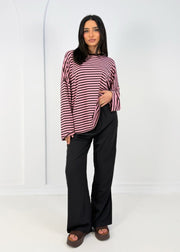 T-shirt manches longues rayé — vue portée en pied, pantalon large noir et sandales sombres