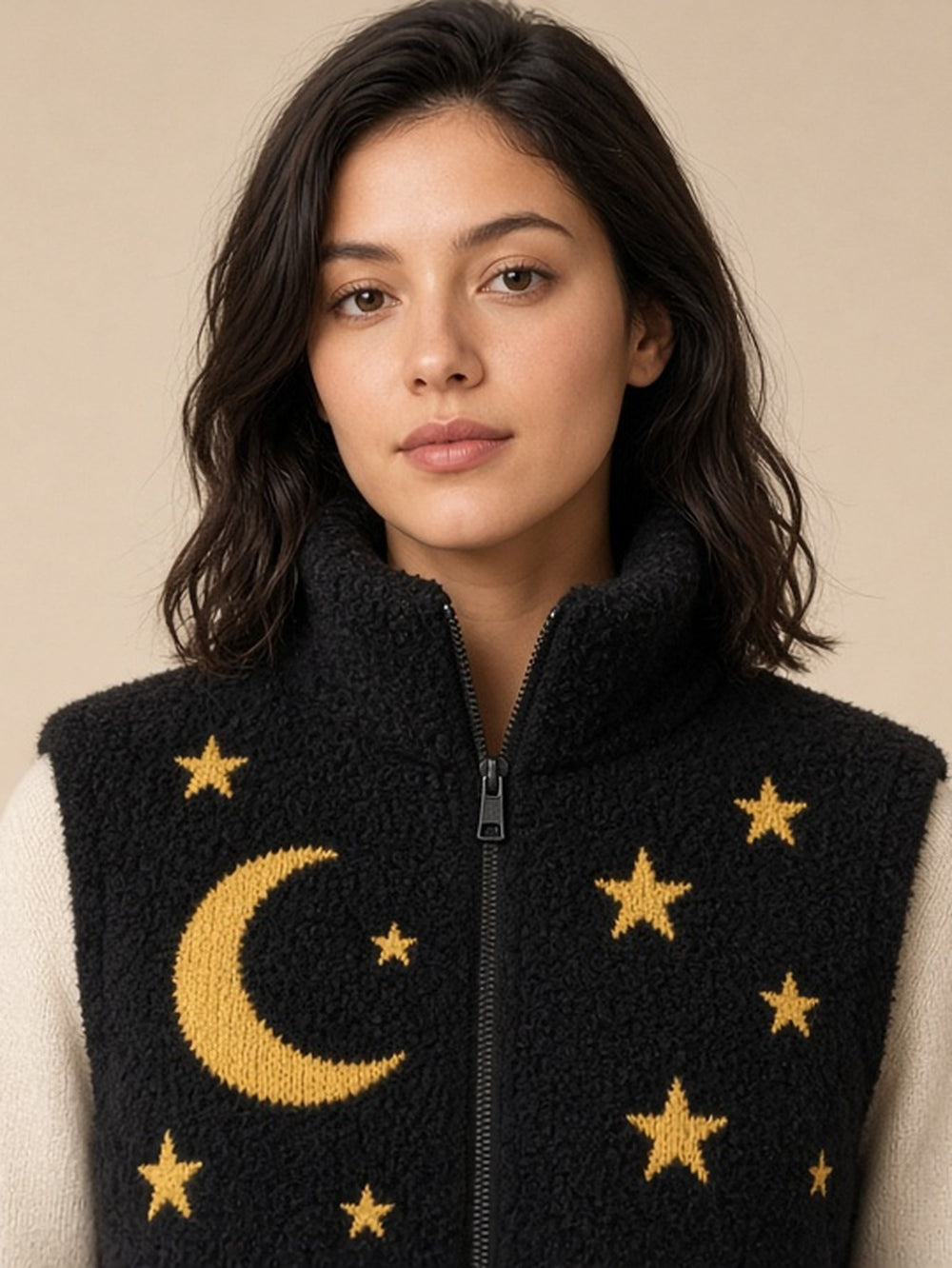 Gilet zippé noir à motifs de lunes — vue portée en buste