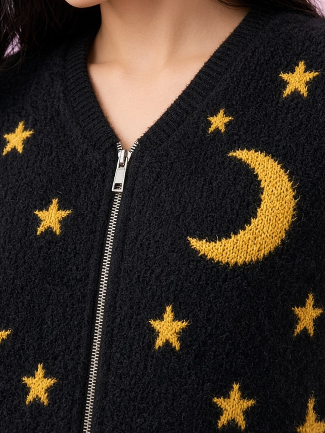 Gilet zippé noir à motifs de lunes — détail de la broderie lune et étoiles