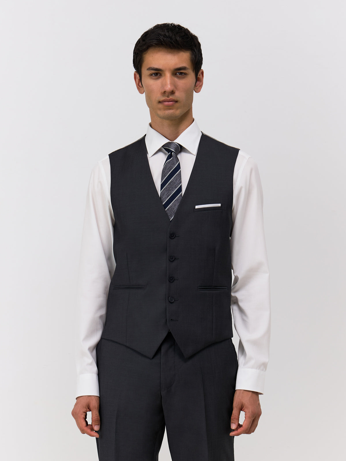Gilet de costume anthracite — vue de face. Soniel Paris.