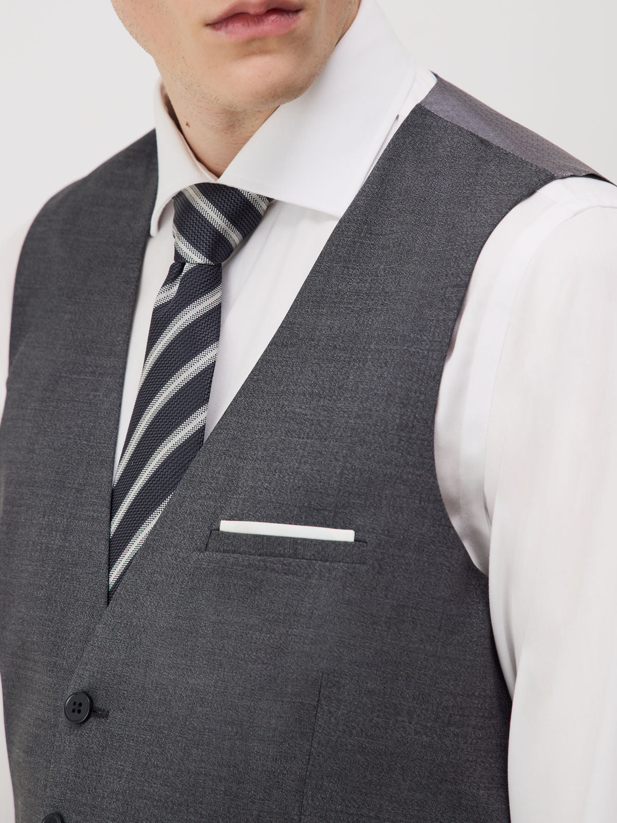 Gilet de costume gris — vue de face. Soniel Paris.