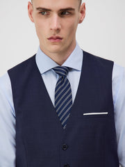 Gilet costume voyage bleu marine — gros plan du devant, chemise et cravate