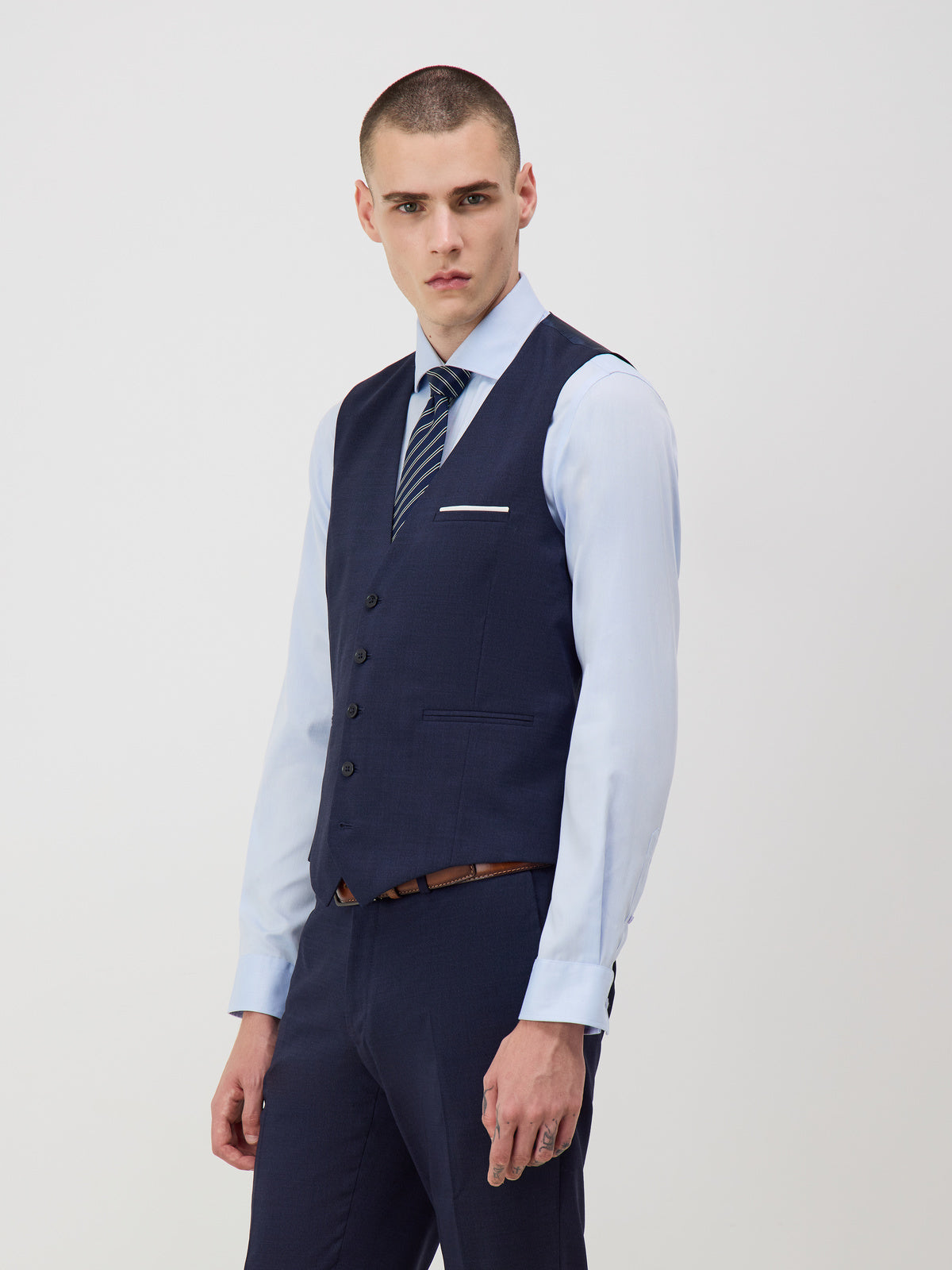 Gilet costume voyage bleu marine — vue portée de trois-quarts