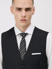 Gilet de costume noir — gros plan haut du gilet et cravate