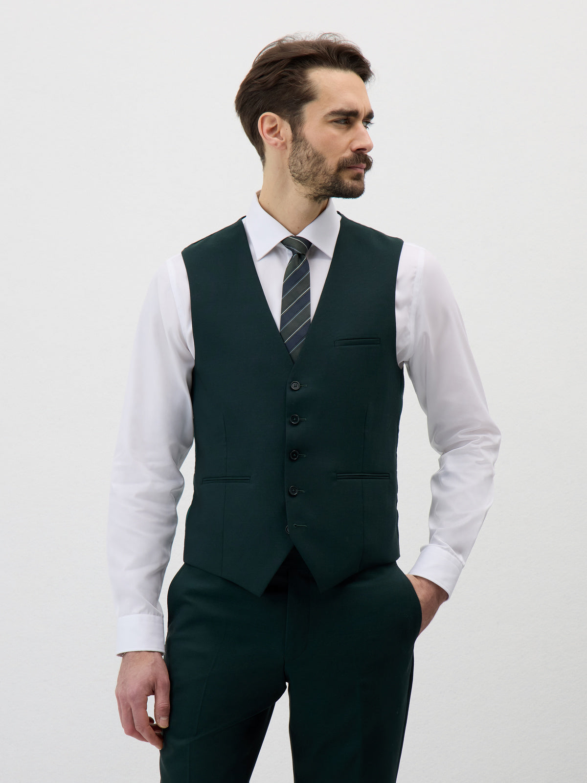 Gilet de costume vert bouteille — vue portée de face, mi-corps