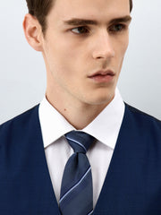 Gilet de costume bleu indigo — gros plan du haut du gilet et de la cravate