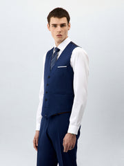 Gilet de costume bleu indigo — vue portée de face, avec chemise blanche et cravate