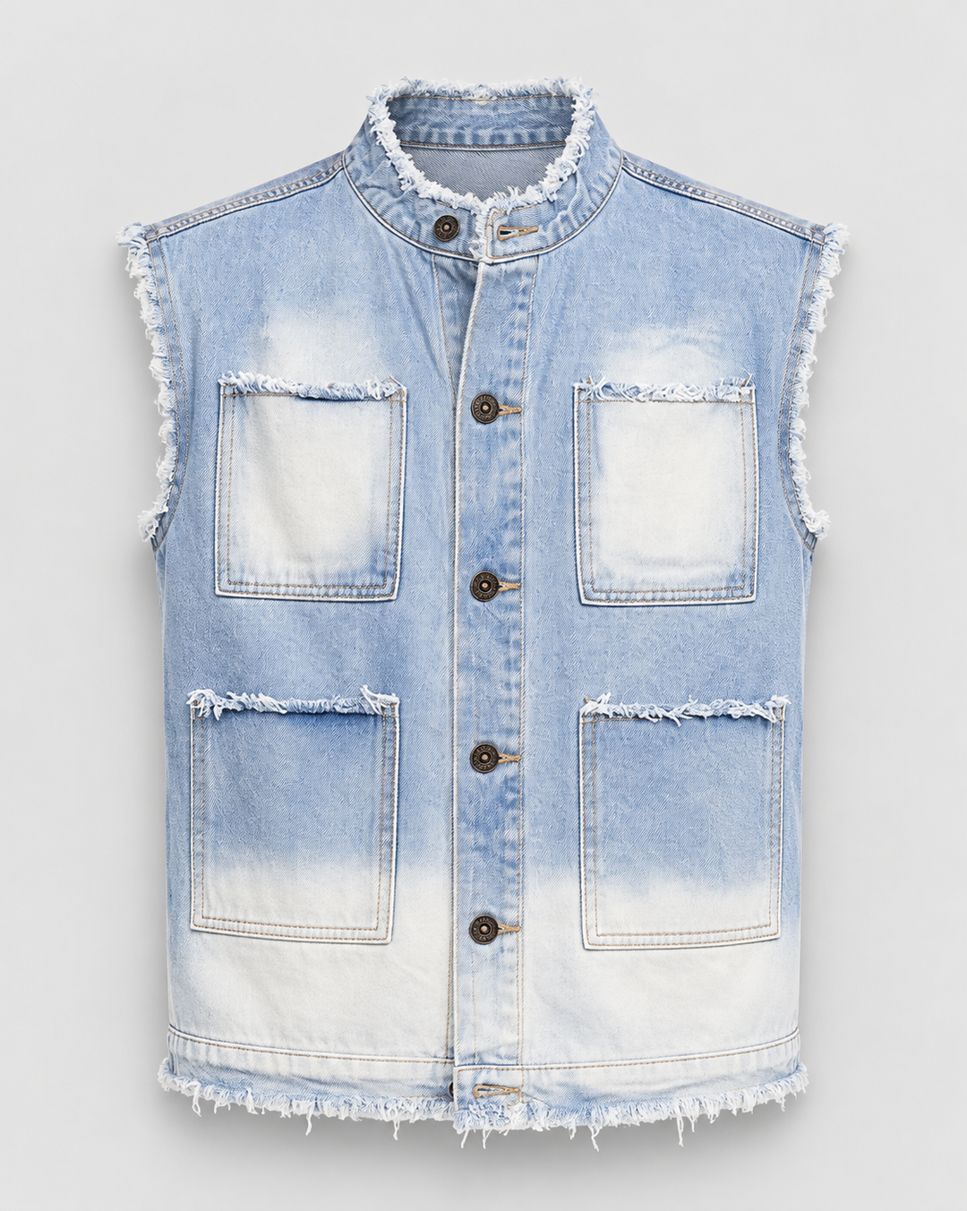 Gilet en denim bleu délavé sans manches, vue isolée de face