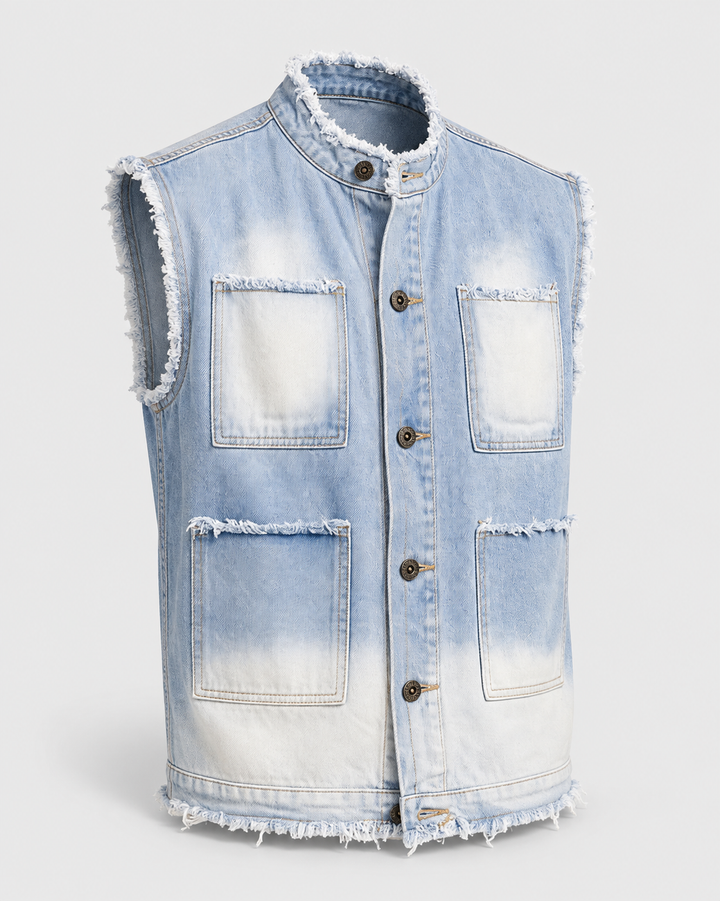 Gilet en denim bleu délavé sans manches, vue isolée de trois quarts