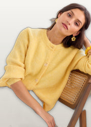 Gilet jaune en laine — vue portée de trois-quarts, assise