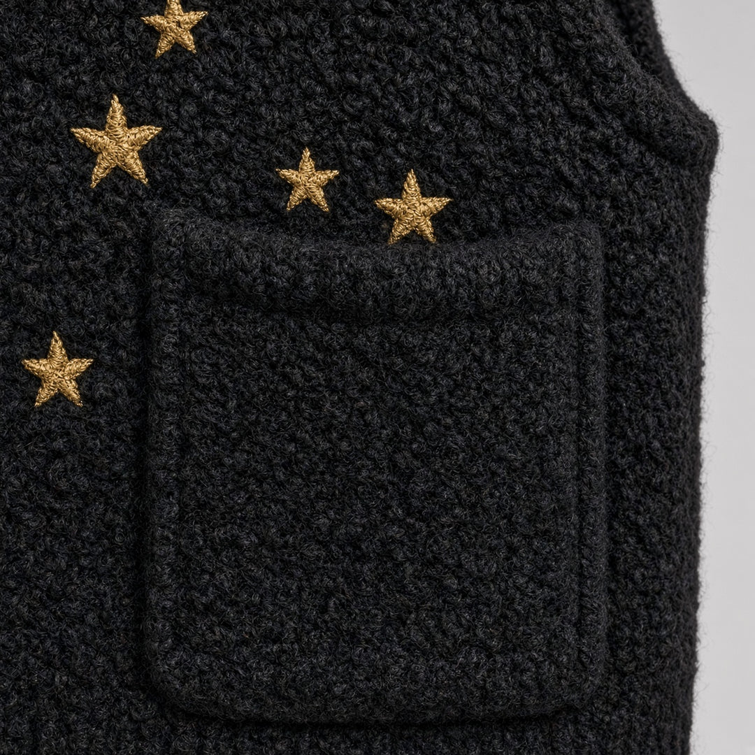 Gilet zippé noir à motifs de lunes — détail de la poche
