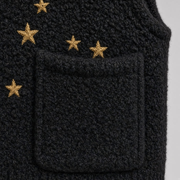 Gilet zippé noir à motifs de lunes — détail de la poche